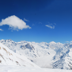 Pik Poběda leží v pohoří Tian Shan, což v překladu znamená Nebeské hory, přímo na trojmezí Kazachstánu, Kyrgyzstánu a Číny. 