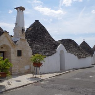  Kolonie téměř 2000 bíle omítnutých domečků a kostelů najdeme v apulském městečku Alberobello, ve svazích kopce Rioni Monti a v historické čtvrti Rione Aia Piccola