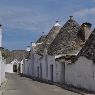 Trulli jsou malé, kamenné, postavené na sucho bez špetky malty a staré až 700 let