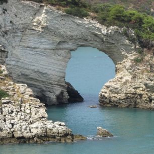 Poloostrov Gargano: zlatavé pláže, bílé útesy a poutní cesta v pralesních horách