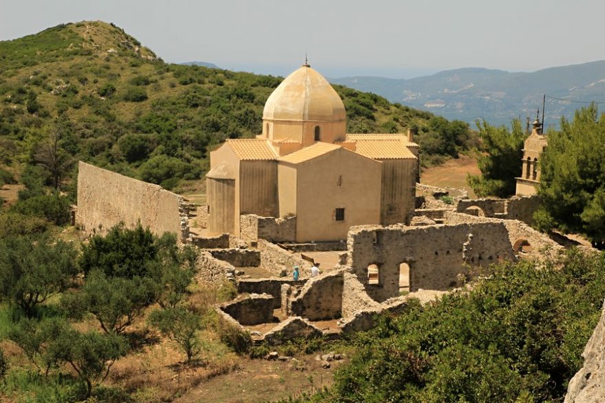 Ruiny byzantského kláštera na Mount Skopos s vyhlídkou na celý poloostrov Vasilikos