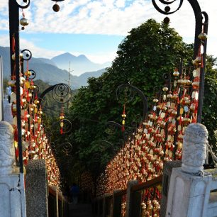Schodiště o 365 schodech vedoucí od Jezera slunce a měsíce k chrámu Wen-Wu