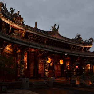 Chrám Baon v hlavním městě Taipei se rozvěcuje na večerní modlitbu