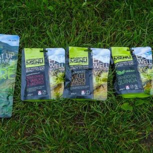 Kolekce Adventure Menu - zleva sáček s reaktantem pro samohřev, pytel na samoohřev, snídaně, 100% maso, hotové jídlo, dva svačinové balíčky