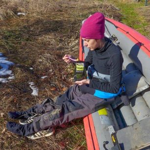 Vodácká pauza na oběd, zrovna se konzumuje pikantní kotlík s bulgurem