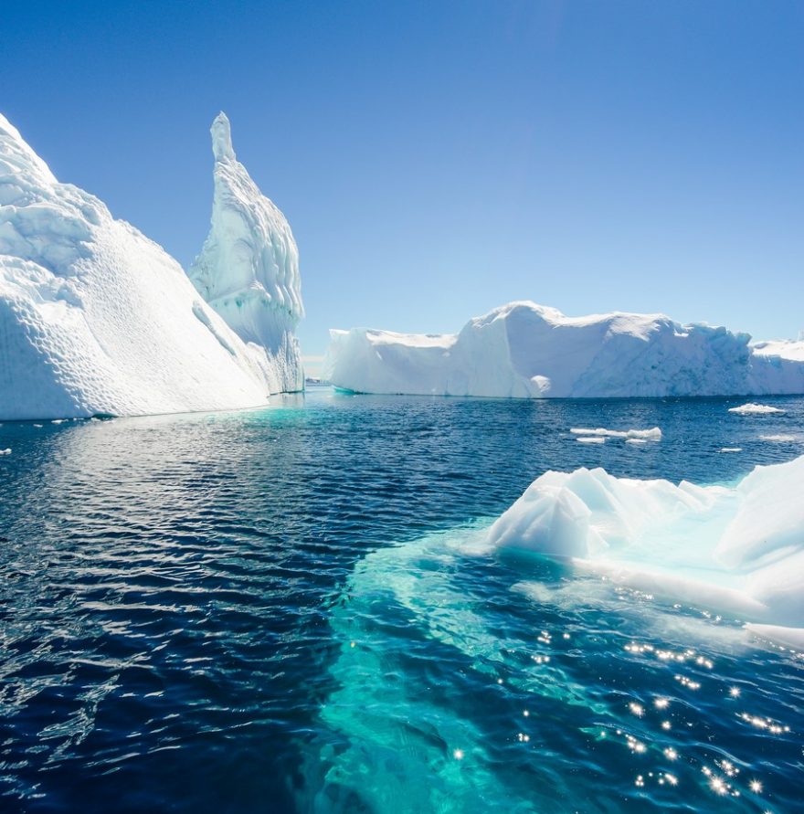 Na mořském kajaku kličkujeme v bludič¨šti obrovských ledových ker