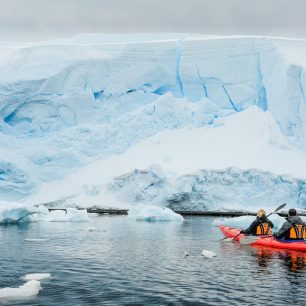 Průzkum pobřeží na mořském kajaku