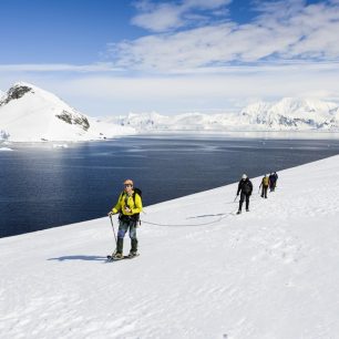 Jednou z pobřežních aktivit na Antarktidě jsou pěší túry a výstupy s průvodci