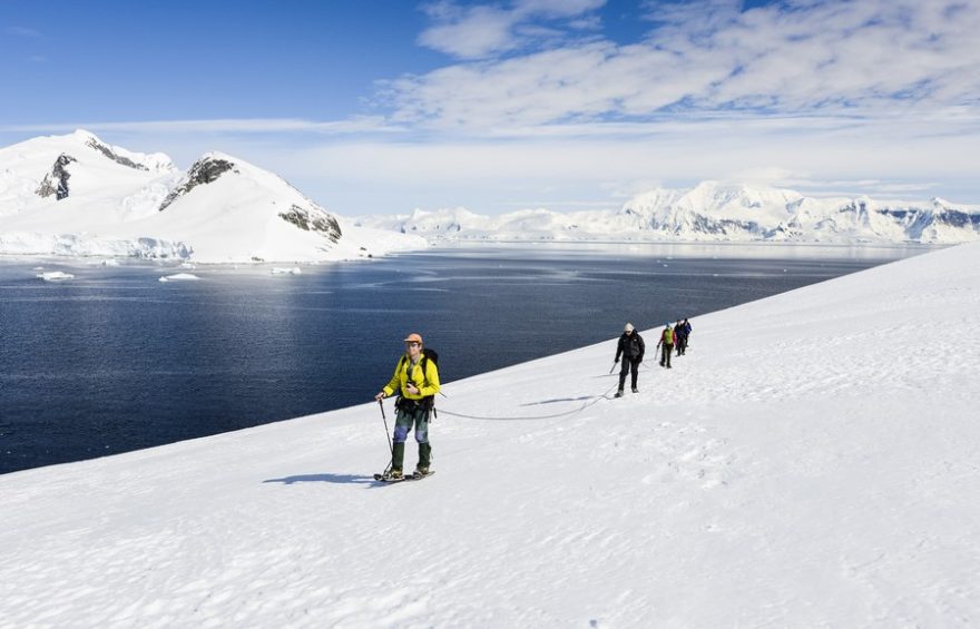 Jednou z pobřežních aktivit na Antarktidě jsou pěší túry a výstupy s průvodci