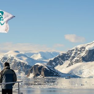 Z paluby lodi můžete pozorovat nádherné hornaté pobřeží Antarktického poloostrova