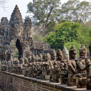 S průzkumem hlavních měst Angkor Wat a Angkor Thom je potřeba začít poměrně brzy ráno, abyste se vyhnuli nepříjemným davům a horku