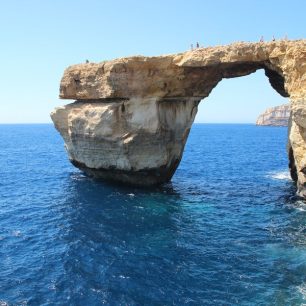 Azurové okno, ikona Malty, se zřítilo v roce 2017. Podobných útvarů je zde ale více