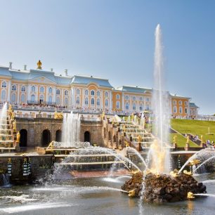 Velká kaskáda před průčelím paláce v Petrodvorci je zřejmě nejúžasnější fontánou celého Ruska