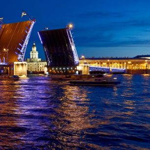 Místní zvláštností Petrohradu jsou zvedací mosty