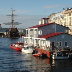 Řeka Něva je jak francouzský bulvár a mocná jak samotinká Rus. Sloužila a slouží i pro lodní dopravu od malých člunů přes výletní lodě až po nákladní tankery