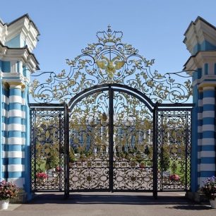 Kateřinský palác se nachází v ruském městě Puškin, asi 30 kilometrů jižně od Petrohradu