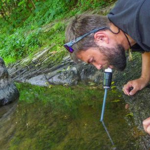 Pomocí brčka s filtrem lze pít rovnou z potoka
