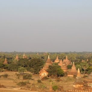 Pohled na rozsáhlou Centrální planinu pokrytou stovkami stup