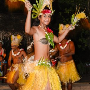 Tanečníci a sličné tanečnice a v rytmu bubeníků předvádějí tradiční tance