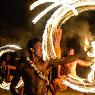 Polynéský večer s tanci a ohňovou show si rozhodně nenechte ujít