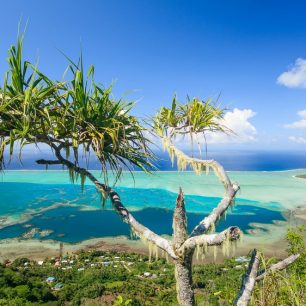 Skalnatý vrchol Te Uru Fa’atū nabízí úžasný kruhový rozhled