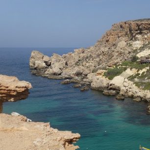 Skalnaté útesy jsou pro Maltu charakteristické