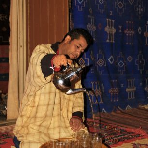 Rituál nalévání čaje je v berberské kultuře důležitý