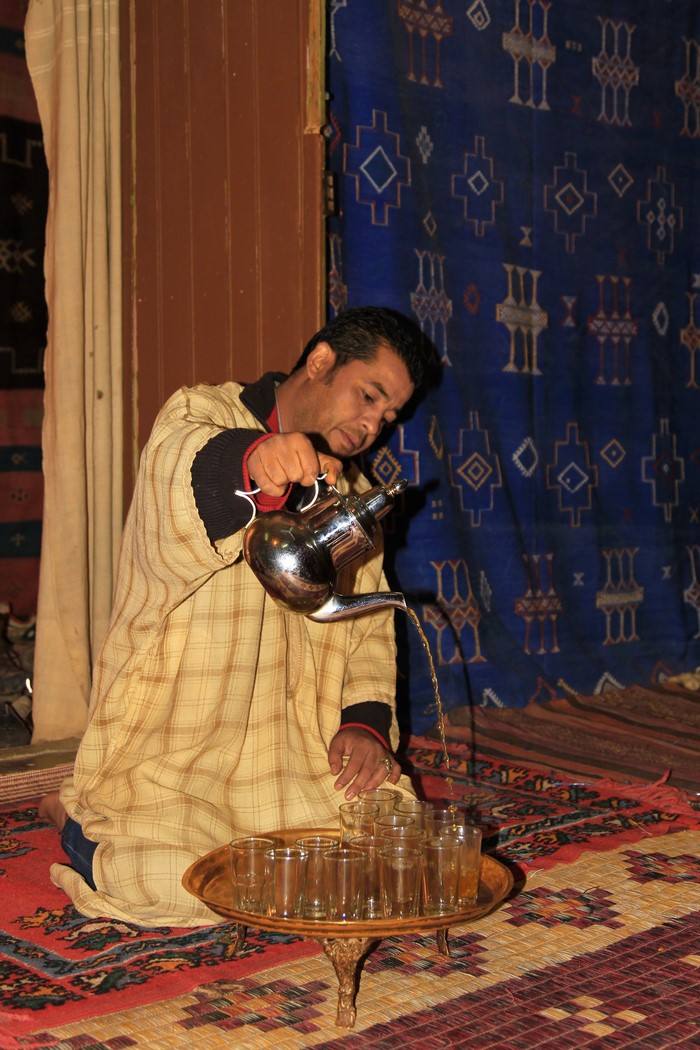Rituál nalévání čaje je v berberské kultuře důležitý
