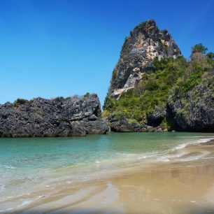 Fantastické skalní útvary na pláži Hat Yao