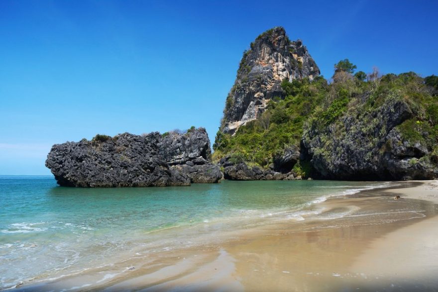 Fantastické skalní útvary na pláži Hat Yao