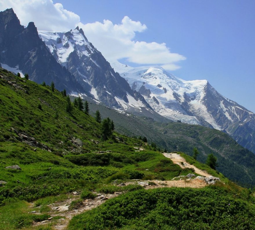 Do údolí Chamonix padají prudké svahy, po nichž vás vyvezou lanovky a zubačky