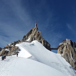 Divoce rozeklaným Chamonixským jehlám vévodí Aiguille du Midi (3842 m)