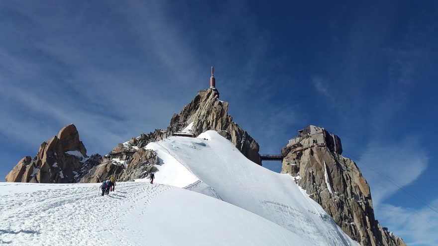 Divoce rozeklaným Chamonixským jehlám vévodí Aiguille du Midi (3842 m)