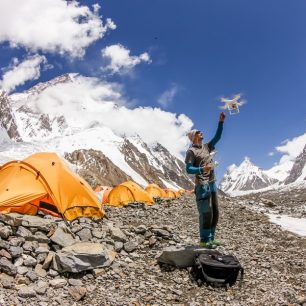 Petr přistává dron v základním táboře pod K2 v Pákistánu / F: Stuart Erskine