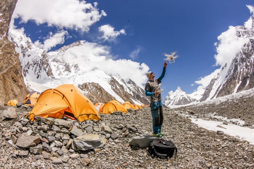 Petr přistává dron v základním táboře pod K2 v Pákistánu / F: Stuart Erskine