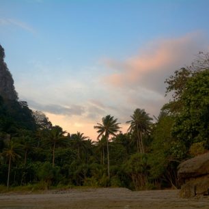 Ko Muk, západ slunce nad pláží Hat Sabai