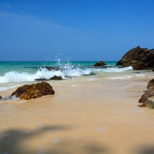 Divoké západní pobřeží ostrova Ko Kradan