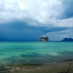 Pohled z ostrova Ko Ngai na bouři nad pevninou