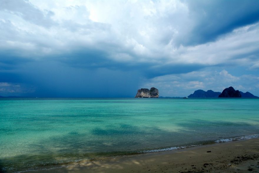 Pohled z ostrova Ko Ngai na bouři nad pevninou