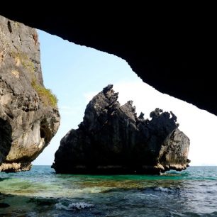 Jeskyně ukrytá ve skalnatém ostrůvku Ko Cheuk