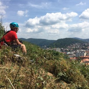 Z vrcholu stěny je Děčín jako na dlani