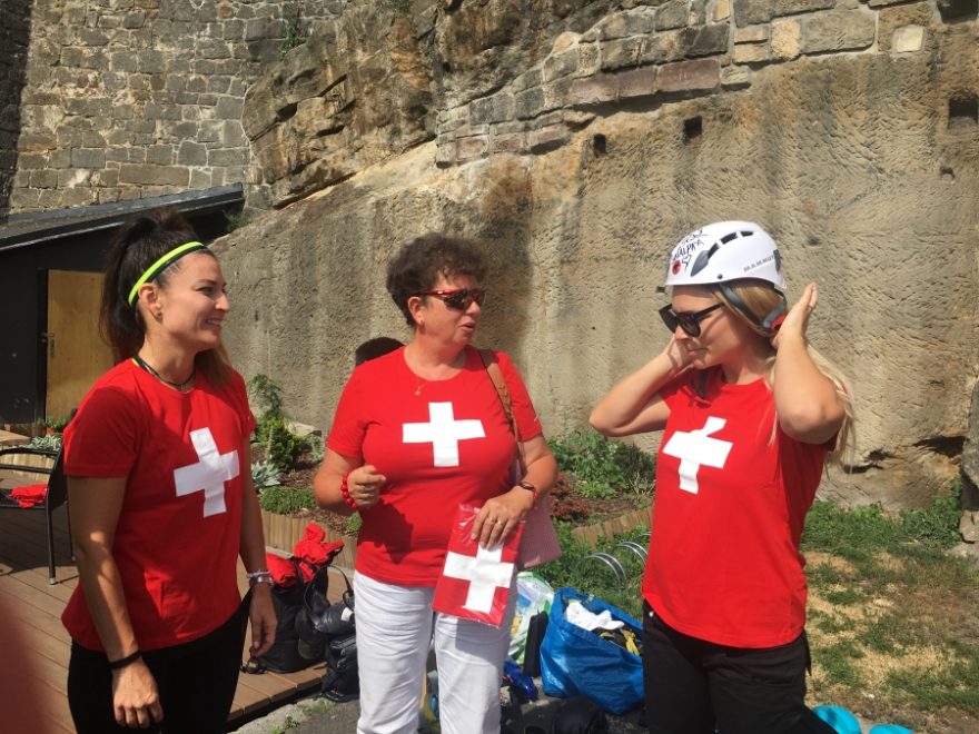 Klára a Gábina se zástupkyní MojeSvycarsko.com Alenou Koukalovou