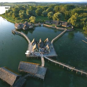 Prehistorická pilotní vesnička na Bodamském jezeře / F: Pfahlbau Museum