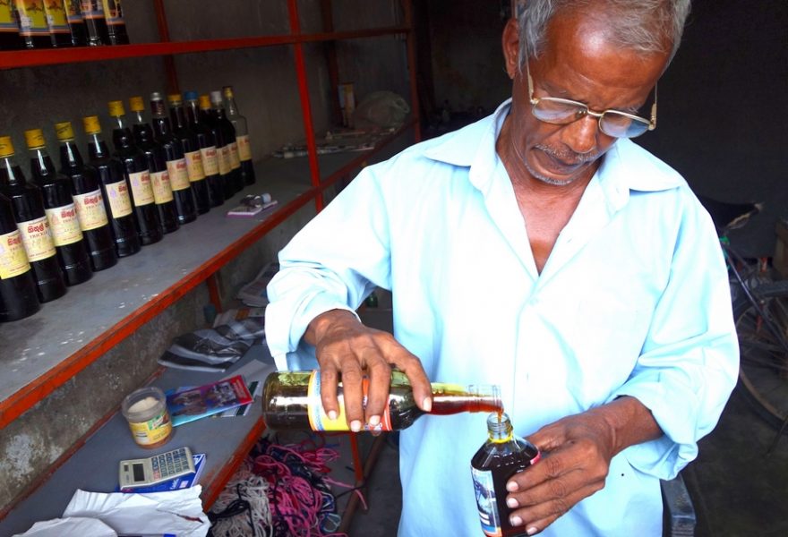 Prodejce palmového sirupu na Srí Lance