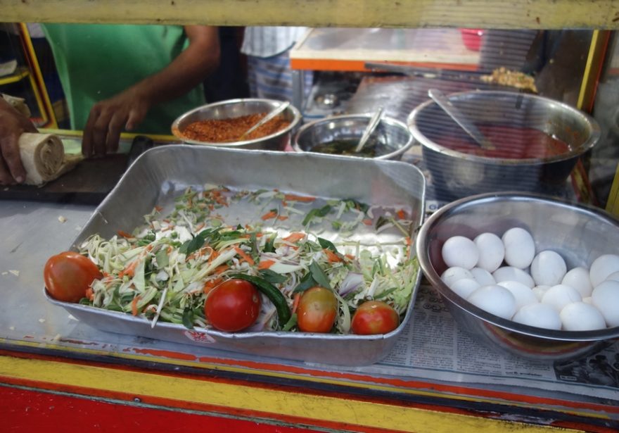Suroviny na kottu roti v pouliční restauraci na Srí Lance