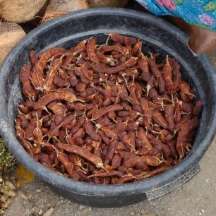 Prodej vyloupaných tamarýnových lusků - Indonésie