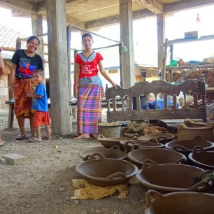 Ruční výroba indonéských hmoždířů čobek