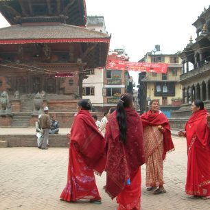Látky pocházející ze zemí pod Himálajem se vyznačují pestrostí barev i vzorů