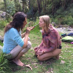 Rapé od sestry... čištění u vody... splynutí s přírodou...