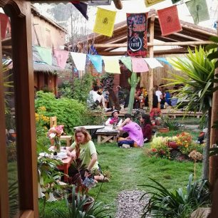 V restauraci Sacred Sushi, která má v Pisacu mezi duhovými lidmi vybudovanou velkou tradici... zahrádka i jídlo jsou moc fajn...